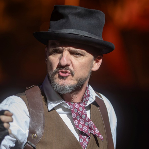 Coque Malla, en La ópera de los tres centavos, de Bertolt Brecht, en el Teatro Infanta Isabel.