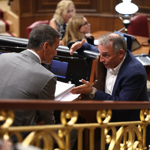Pedro Sánchez y Enrique Santiago, en un Pleno el 3 de septiembre.
