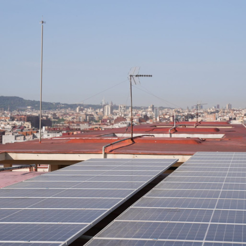 Plaques solars en un edifici al centre de Barcelona