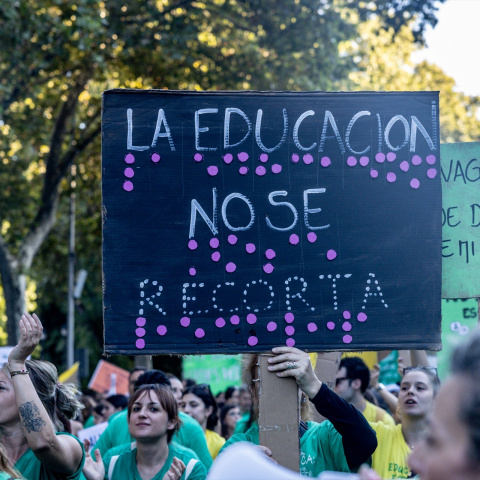 Decenas de personas durante una concentración con motivo de la huelga en educación, a 16 de octubre de 2026, en Madrid.