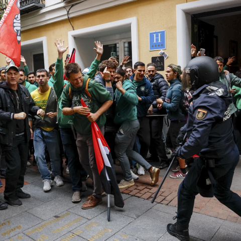 Agentes de la Policía Nacional reprime la protesta de los docentes en Madrid.