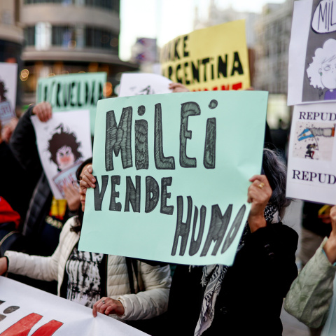 Varias personas participan este martes en una protesta por la visita del presidente argentino, Javier Milei, en la plaza de Callao de Madrid.