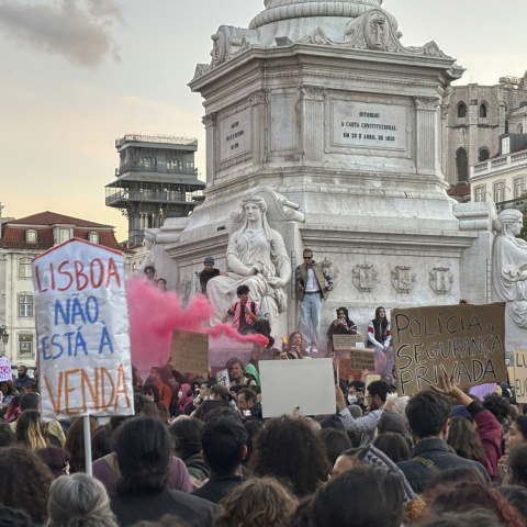 Manifestantes protestan por una vivienda asequible en Lisboa tras el operativo policial para retirar la acampada, a 20 de octubre de 2026.