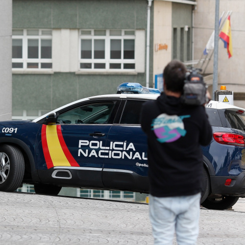 Imagen de archivo de un coche de la Policía entrando en unos juzgados.