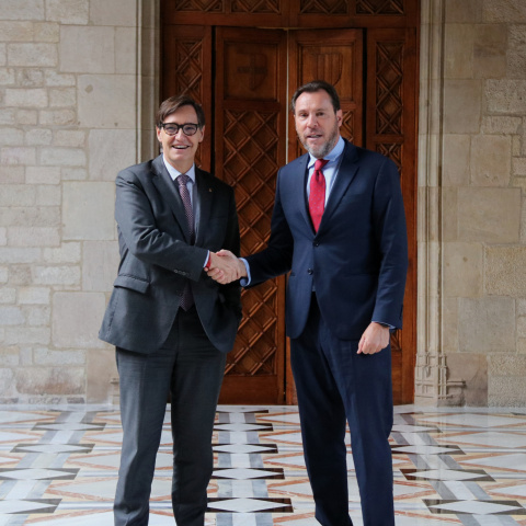 El president de la Generalitat, Salvador Illa, i el ministre de Transports, Óscar Puente, abans de la reunió que han mantingut aquest dijous al Palau de la Generalitat.