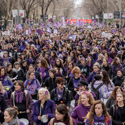 Imagen de archivo de cientos de personas durante la manifestación del Día de la Mujer.