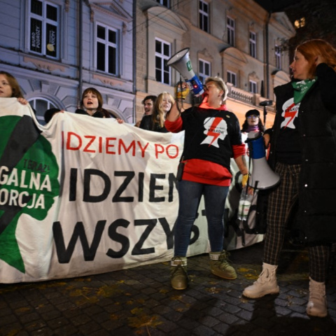 Manifestantes salen a las calles con pancartas durante una movilización nacional para exigir el acceso legal al aborto el 22 de octubre de 2026, en Cracovia, Polonia.