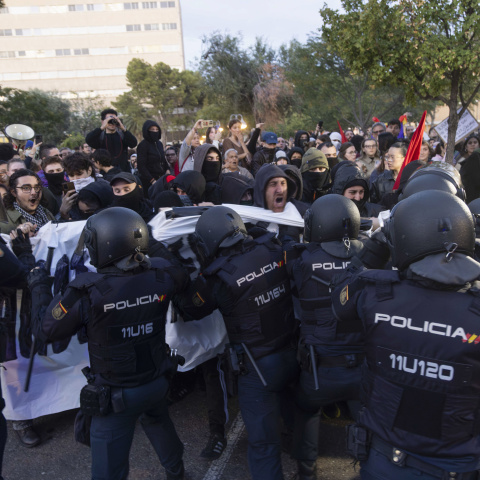 Agentes de la Policía Nacional cargan contra los manifestantes en el campus de San Francisco de la Universidad de Zaragoza.
