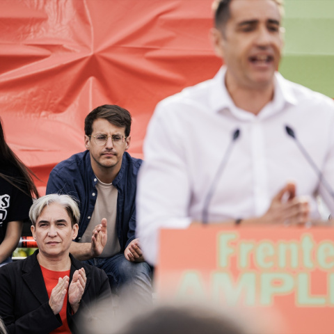 El líder de Chunta Aragonesista, Jorge Pueyo, y la lideresa del Frente Amplio, Ada Colau, sentados detrás de Emilio Delgado, a 17 de octubre de 2026.