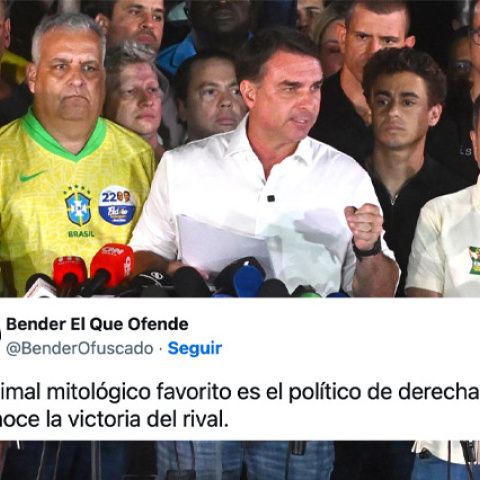 Flavio Bolsonaro ofrece una rueda de prensa, este domingo en Brasilia.
