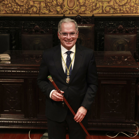 Jacinto Muñoz posa con el bastón de mando y como nuevo alcalde de Algeciras tras la moción de censura realizada a José Ignacio Landaluce.