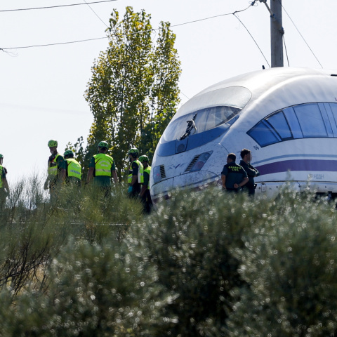 Servicios de emergencia y miembros de la Guardia Civil trabajan en el lugar del accidente de dos trenes de alta velocidad a la altura de la estación de Urda (Toledo).