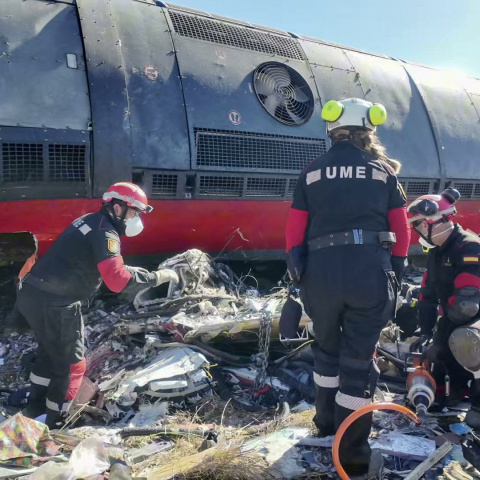 Efectivos de la UME en las labores de rescate en el accidente ferroviario de Toledo.