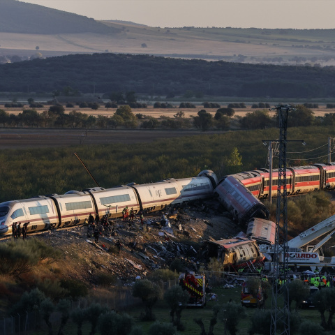 Agentes de los Servicios de Emergencias trabajan en el lugar del accidente de trenes en Toledo.