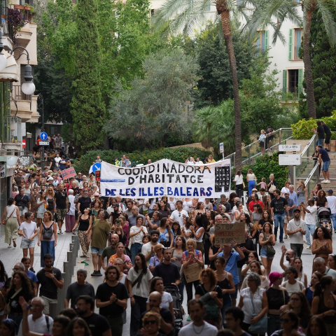 Imagen de archivo de numerosas personas durante una manifestación por la vivienda en Palma.