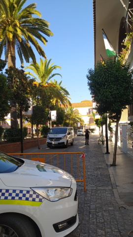 Vehículos de la Policía Local frente al Ayuntamiento de Lepe, tras el desalojo de los temporeros allí acampados en las últimas semanas. ASNUCI Vehículos de la Policía Local frente al Ayuntamiento de Lepe, tras el desalojo de los temporeros allí acampados en las últimas semanas. ASNUCI