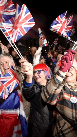 Ciudadanos británicos celebran el Brexit.- EFE Ciudadanos británicos celebran el Brexit.- EFE