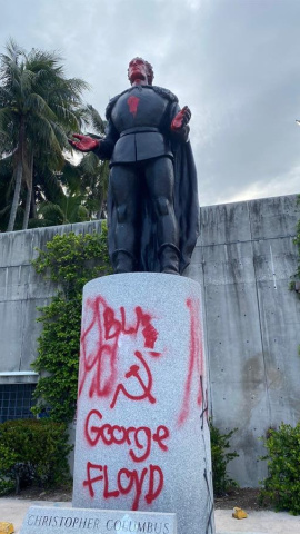 Fotografía divulgada por el Departamento de Policía de Miami donde se observan pintadas y escrituras sobre la estatua de Cristóbal Colón localizada en el centro de la ciudad de Miami. EFE / Policía de Miami Fotografía divulgada por el Departamento de Policía de Miami donde se observan pintadas y escrituras sobre la estatua de Cristóbal Colón localizada en el centro de la ciudad de Miami. EFE / Policía de Miami