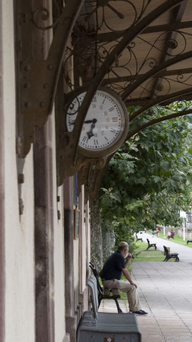 Reloj original en el apedero de la estación. GEMA RODRIGO Reloj original en el apedero de la estación. GEMA RODRIGO