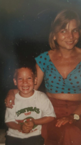 Román Reyes con su madre Isabel. Román Reyes con su madre Isabel.