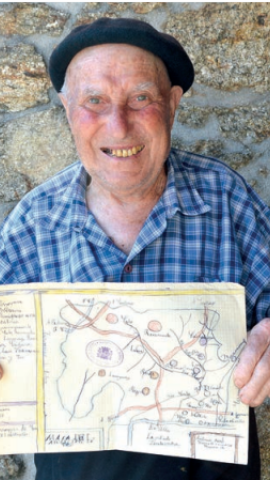 25/11/22 Severino Iglesias, alumno de Bernardo Mato, con una hoja de los cuadernos escolares de Antonio Rial. 25/11/22 Severino Iglesias, alumno de Bernardo Mato, con una hoja de los cuadernos escolares de Antonio Rial.