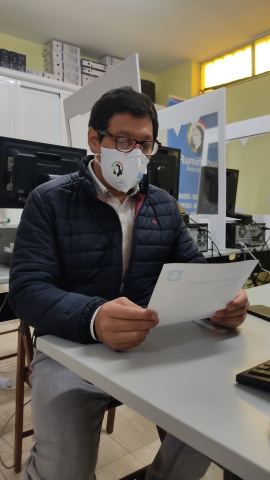 Vladimir Paspuel, presidente de la asociación, observa un documento en una de las mesas donde recibe a los jóvenes. - Guillermo Martínez