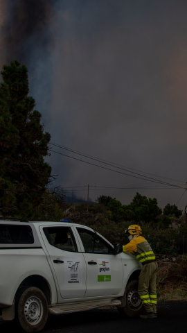Un agente del Gesplan trabaja en la zona de la erupción. Un agente del Gesplan trabaja en la zona de la erupción.