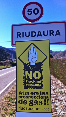 Cartell contra el fracking a Riudaura, la Garrotxa. Cartell contra el fracking a Riudaura, la Garrotxa.