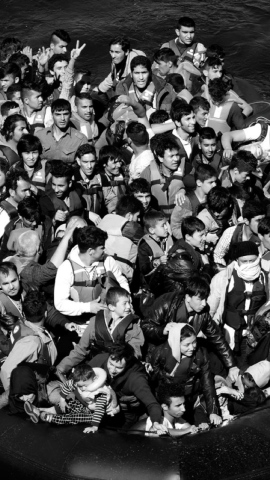 Una balsa con refugiados llegando a la costa de Lesbos.