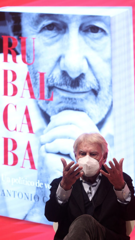 El expresidente del Gobierno Felipe González asiste a la presentación del libro 'Rubalcaba. Un político de verdad', de Antonio Caño. El expresidente del Gobierno Felipe González asiste a la presentación del libro 'Rubalcaba. Un político de verdad', de Antonio Caño.