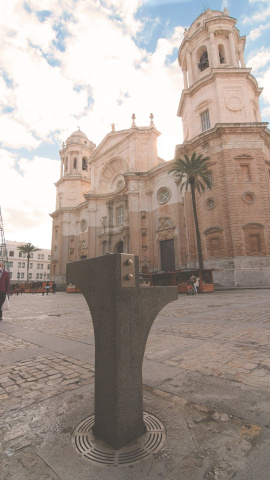 Una fuente pública frente a la Catedral de Cádiz. Una fuente pública frente a la Catedral de Cádiz.