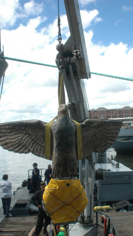 Extracción de la escultura de bronce en el Río de la Plata. Extracción de la escultura de bronce en el Río de la Plata.