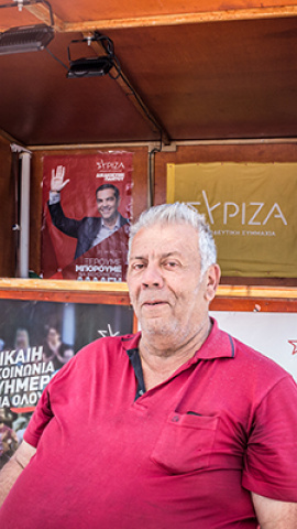 Panagiotis Founis, miembro de Syriza y residente de Lesbos, se sienta en el stand electoral central de su partido en la plaza Safo. Mitilene, Lesbos. Panagiotis Founis, miembro de Syriza y residente de Lesbos, se sienta en el stand electoral central de su partido en la plaza Safo. Mitilene, Lesbos.