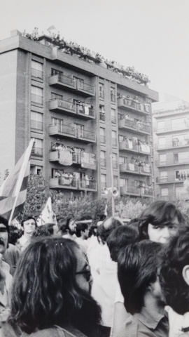 Desenes de persones als balcons i terrats observen els manifestants de la Diada de 1977 a Sant Boi de Llobregat. Desenes de persones als balcons i terrats observen els manifestants de la Diada de 1977 a Sant Boi de Llobregat.