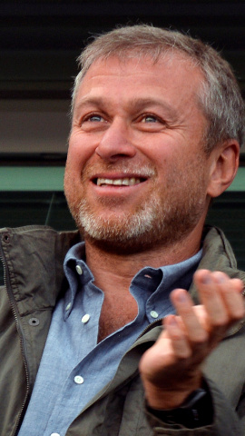 El millonario propietario del club de fútbol Chelsea Roman Abramovich applaude durante un partido de la Premier League inglesa. REUTERS/Toby Melville El millonario propietario del club de fútbol Chelsea Roman Abramovich applaude durante un partido de la Premier League inglesa. REUTERS/Toby Melville
