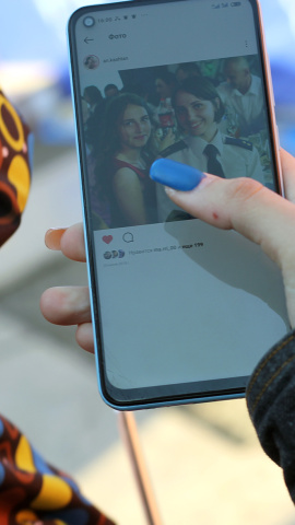 Anna muestra fotografías vestida como soldado Anna muestra fotografías vestida como soldado