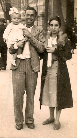 26/3/22 Miguel Hernández con su hermana Elvira y su sobrina, en la Gran Vía de Madrid 26/3/22 Miguel Hernández con su hermana Elvira y su sobrina, en la Gran Vía de Madrid