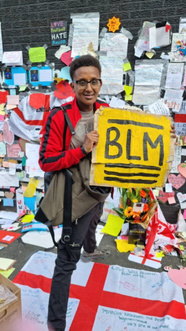 Abz frente al muro con la imagen de Rashford.