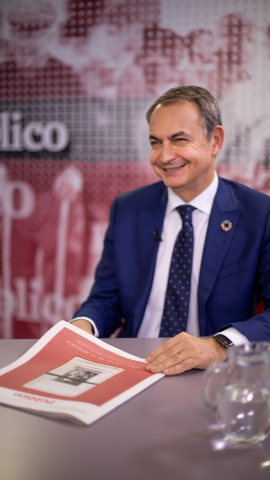 Zapatero con un ejemplar de 'Supervivientes de la Memoria' de Público.- CHRISTIAN GONZÁLEZ Zapatero con un ejemplar de 'Supervivientes de la Memoria' de Público.- CHRISTIAN GONZÁLEZ