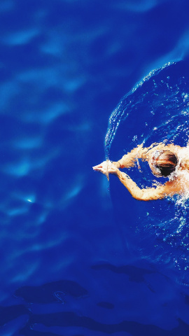 Un hombre practica la natación. Un hombre practica la natación.