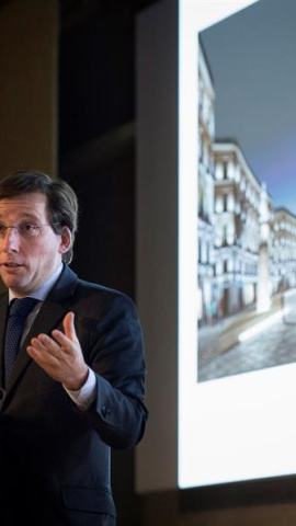 El alcalde de Madrid, José Luis Martínez-Almeida, durante la presentación de la remodelación de la Puerta del Sol, que supondrá la peatonalización de esta emblemática plaza. EFE/Luca Piergiovanni El alcalde de Madrid, José Luis Martínez-Almeida, durante la presentación de la remodelación de la Puerta del Sol, que supondrá la peatonalización de esta emblemática plaza. EFE/Luca Piergiovanni