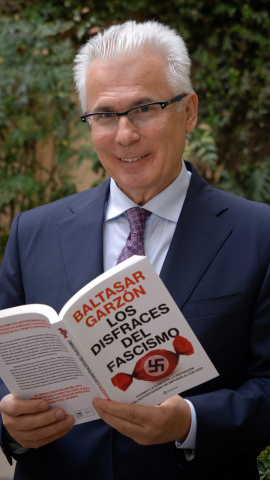 Baltasar Garzón presenta su libro 'Los disfraces del fascismo' Baltasar Garzón presenta su libro 'Los disfraces del fascismo'