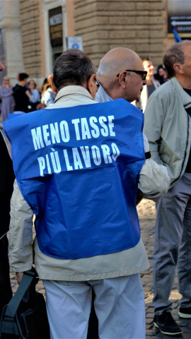 Un seguidor asiste al mitin con un chaleco en el que pide menos impuestos y más trabajo. Un seguidor asiste al mitin con un chaleco en el que pide menos impuestos y más trabajo.