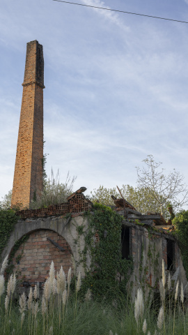 La antigua chimenea aún destaca en Sarón (Cantabria) La antigua chimenea aún destaca en Sarón (Cantabria)