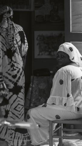 27/3/23 Dos mujeres en el muelle de Santamaría (Santa María). Foto Alba Díaz 27/3/23 Dos mujeres en el muelle de Santamaría (Santa María). Foto Alba Díaz