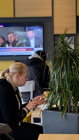 Dos refugiadas ucranianas desayunan en Troyes Dos refugiadas ucranianas desayunan en Troyes