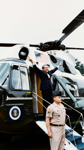 Fotografía tomada por Oliver F. Atkins de Richard Nixon dejando la Casa Blanca en el 'Marine One', poco antes de que su renuncia se hiciera efectiva. 9 de agosto de 1974. Fotografía tomada por Oliver F. Atkins de Richard Nixon dejando la Casa Blanca en el 'Marine One', poco antes de que su renuncia se hiciera efectiva. 9 de agosto de 1974.