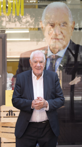 Ernest Maragall davant del seu cartell electoral com alcaldable d'ERC per Barcelona. Ernest Maragall davant del seu cartell electoral com alcaldable d'ERC per Barcelona.