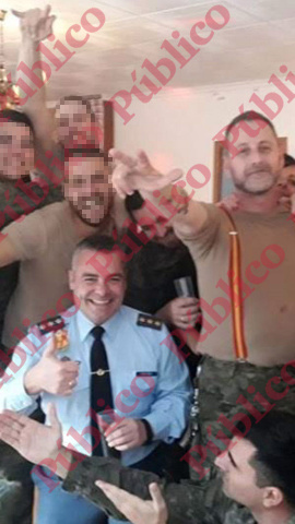 El capitán Meroño lleva corbata y el cabo Díaz Pérez, con tirantes, hace el saludo nazi. El capitán Meroño lleva corbata y el cabo Díaz Pérez, con tirantes, hace el saludo nazi.