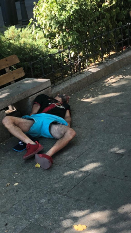 Un consumidor tumbado en el paseo del casco histórico de Villaverde, Madrid. Un consumidor tumbado en el paseo del casco histórico de Villaverde, Madrid.